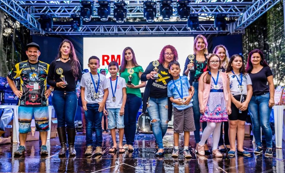 Alunos autores das melhores redações recebendo os troféus 