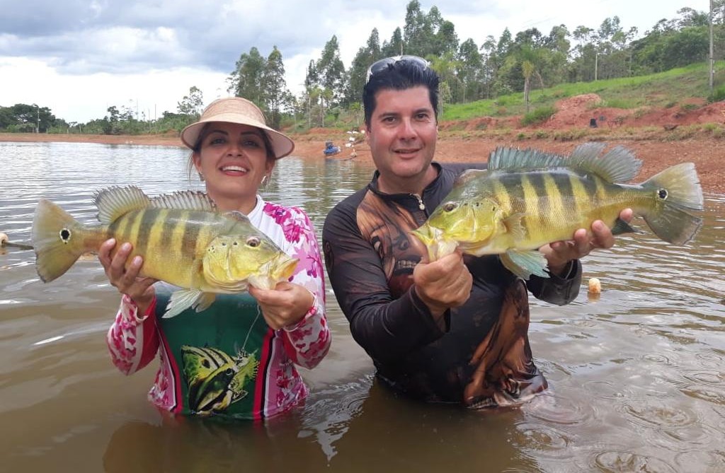 Fabio Mori realizando manejo de peixes