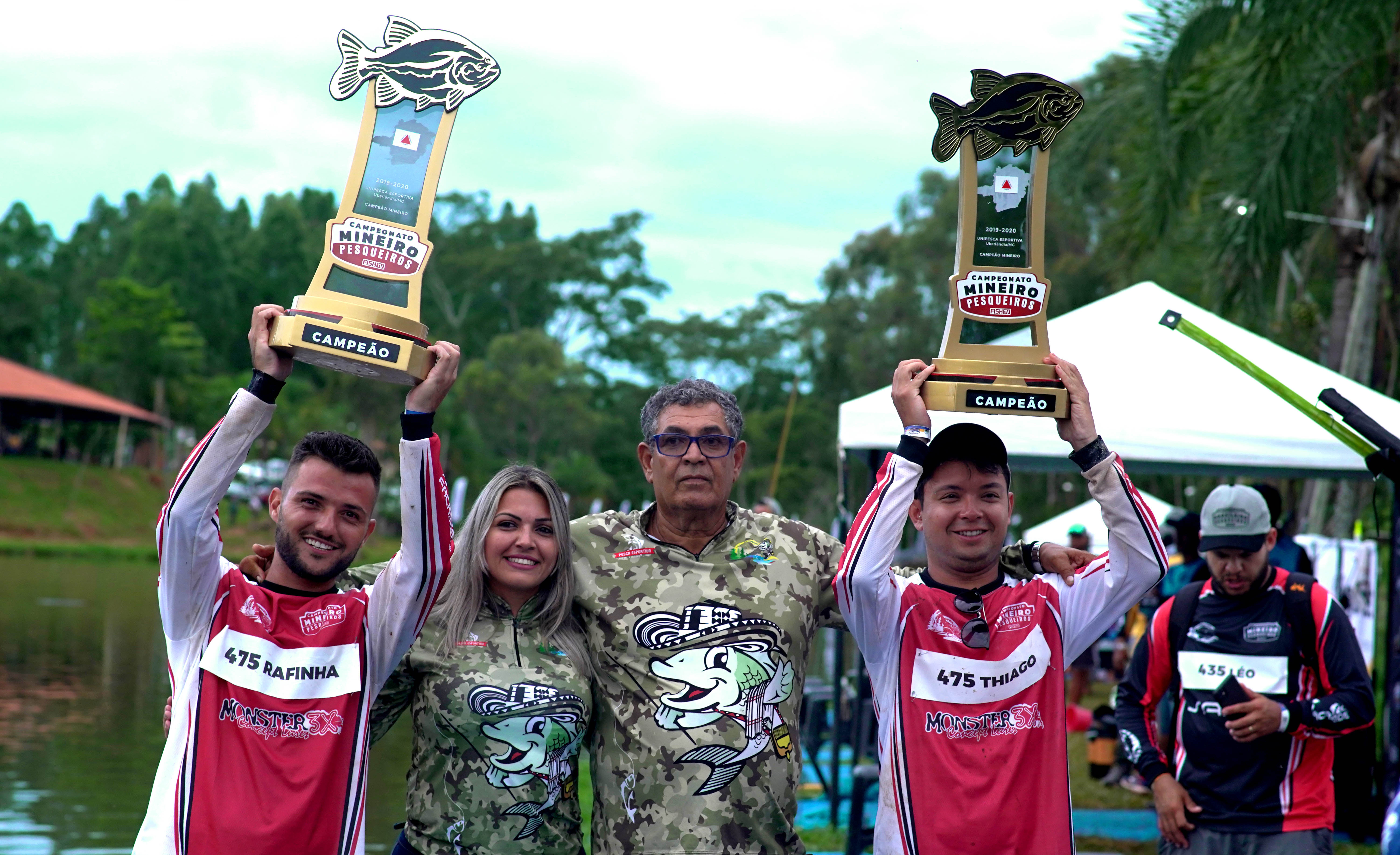 Atuais campeões mineiros exibem troféu