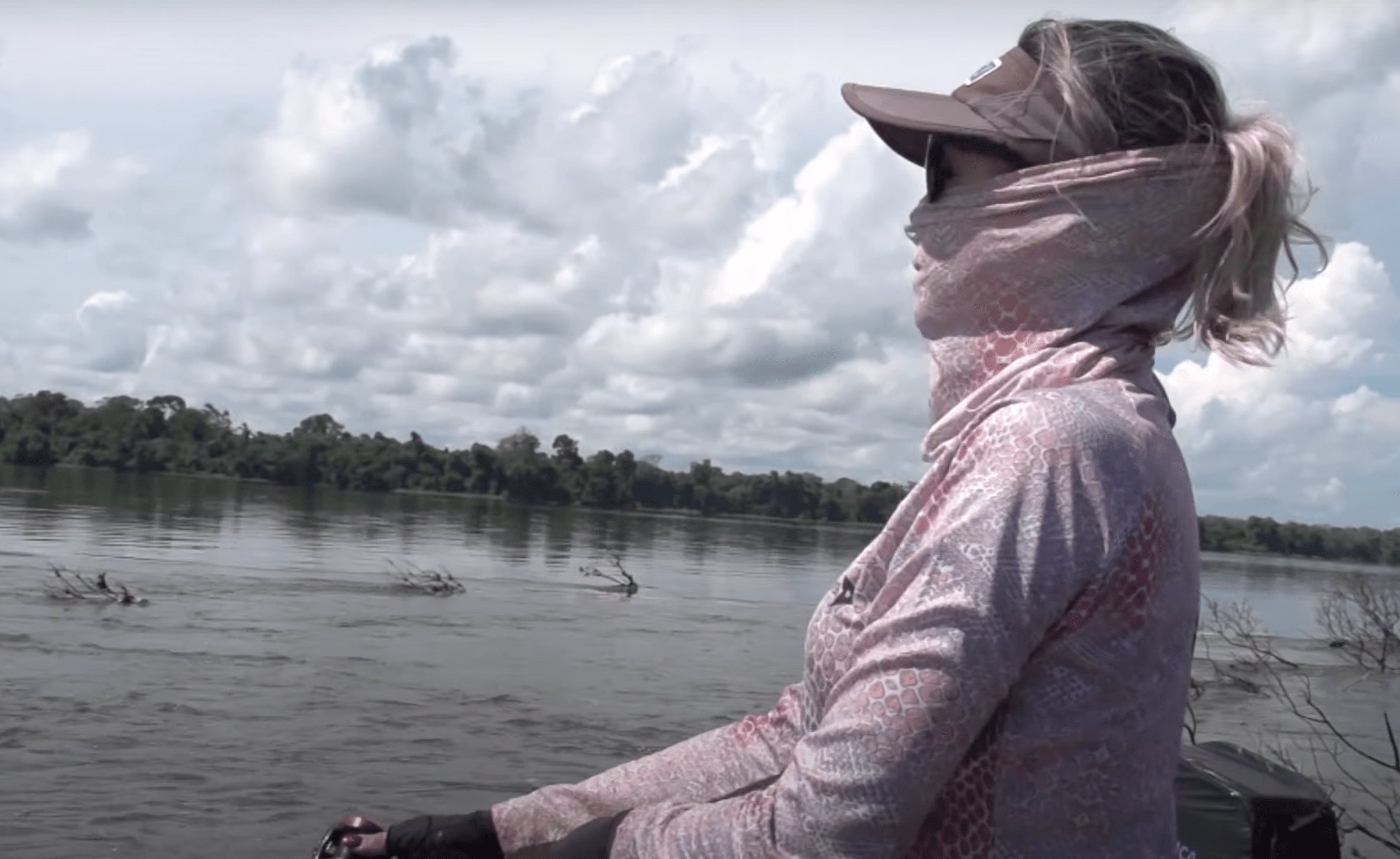 Laís em pescaria na Amazônia