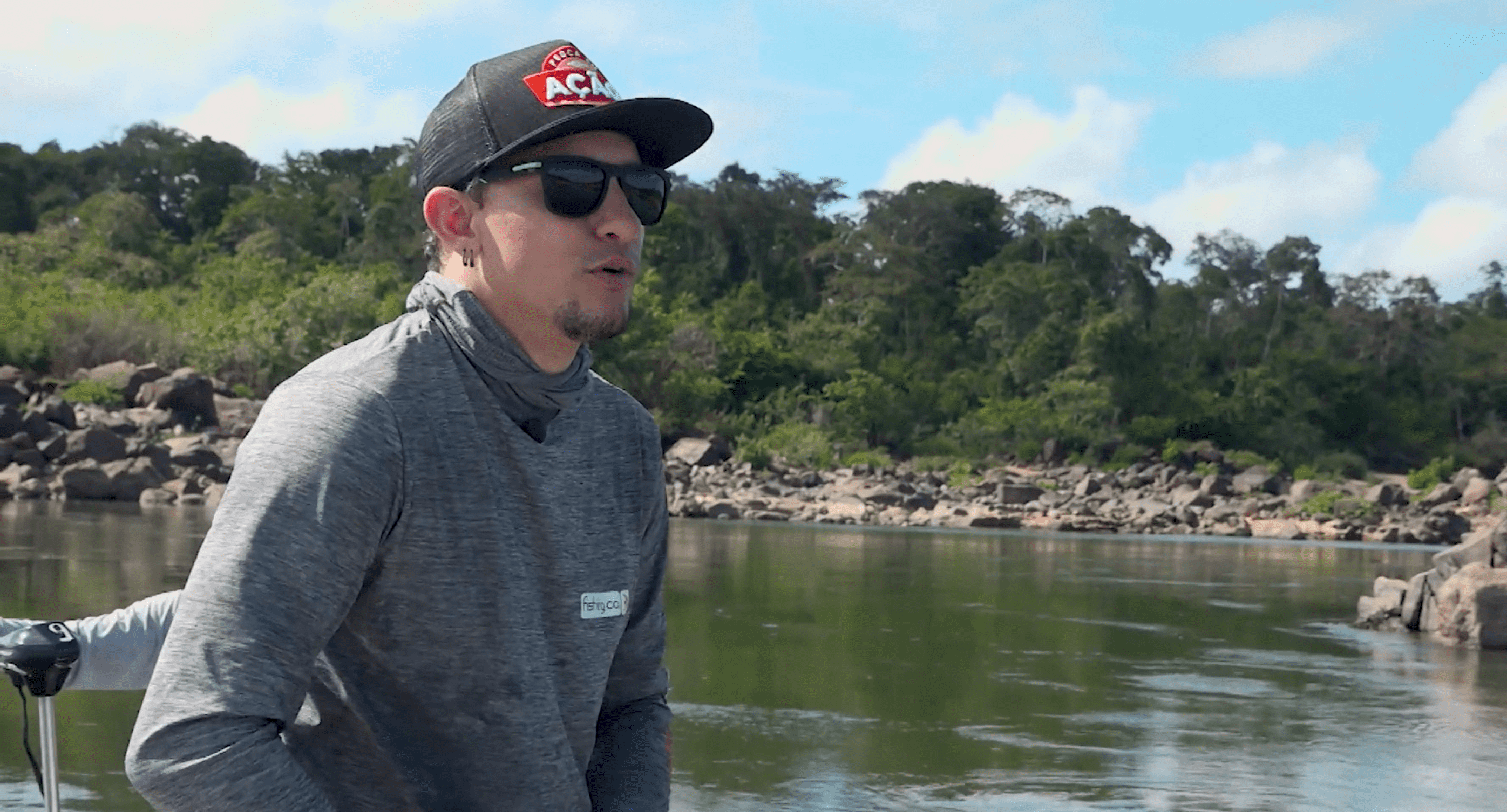 Léo durante gravação do seu programa na Amazônia