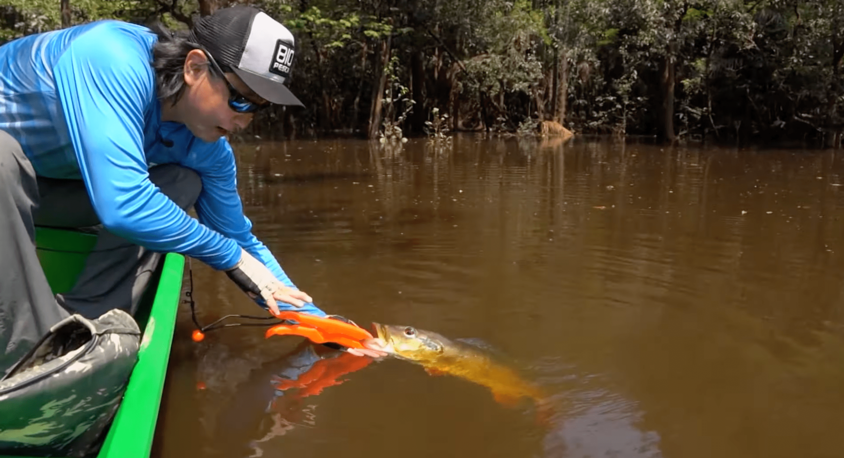 Lawrence em pesca na Amazônia