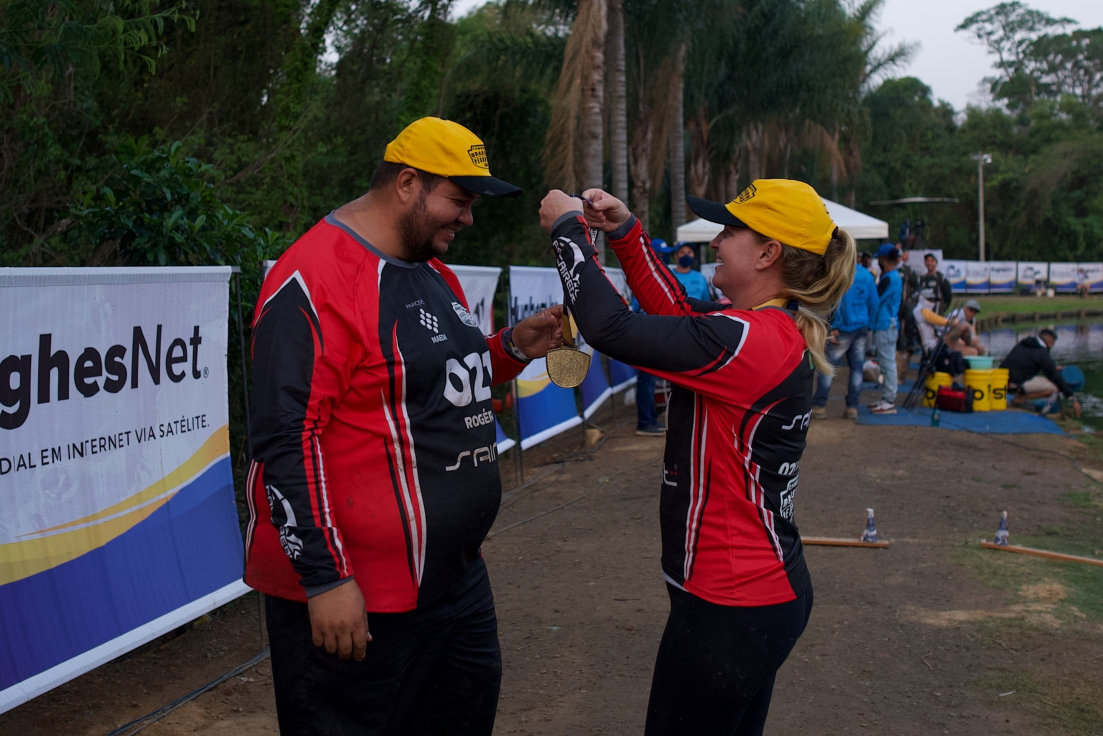 Juliana e Rogério colocam as medalhas de primeiro lugar do segundo CBP