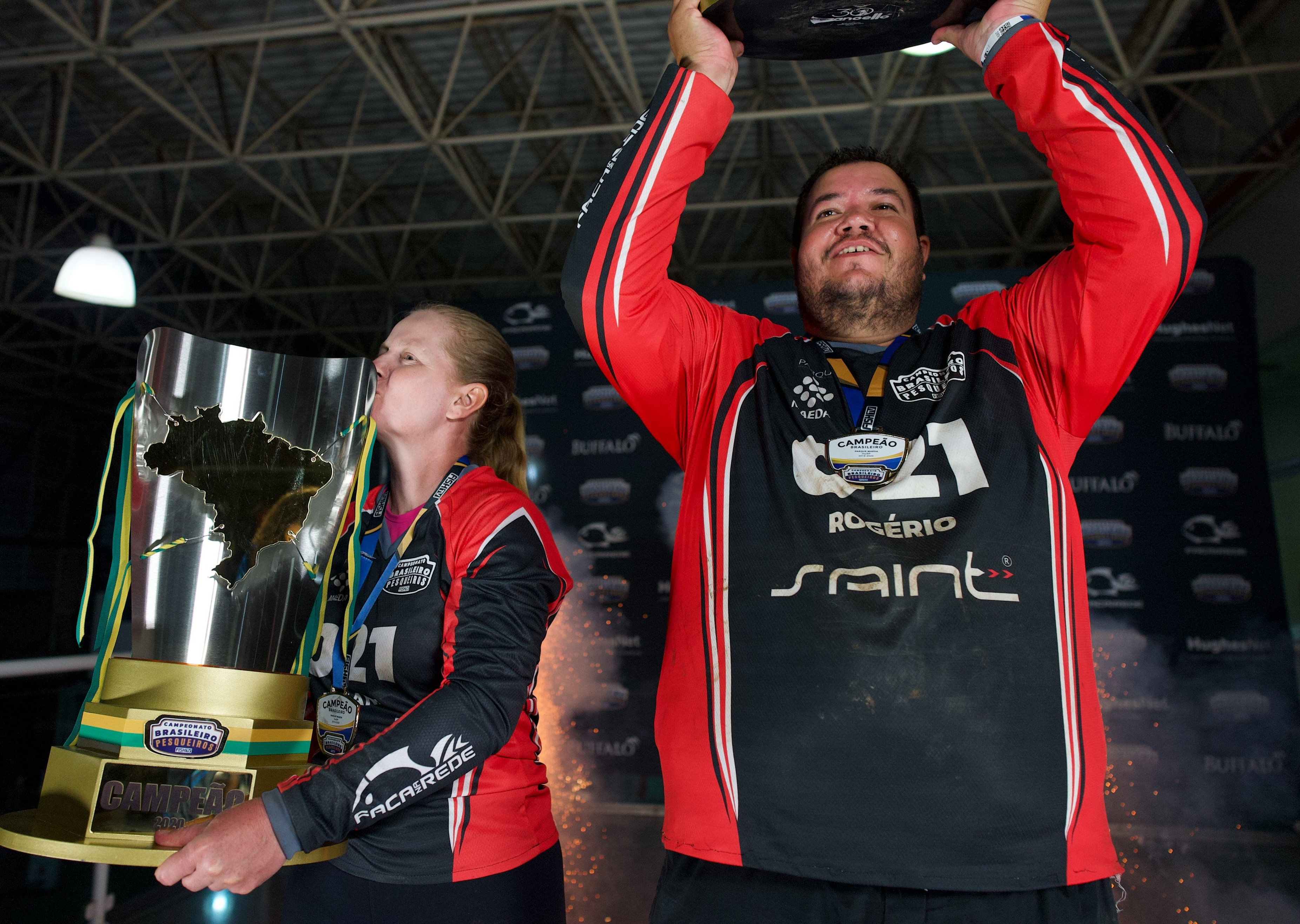 Juliana e Rogério levantam o troféu de melhores pescadores de pesqueiros do país 