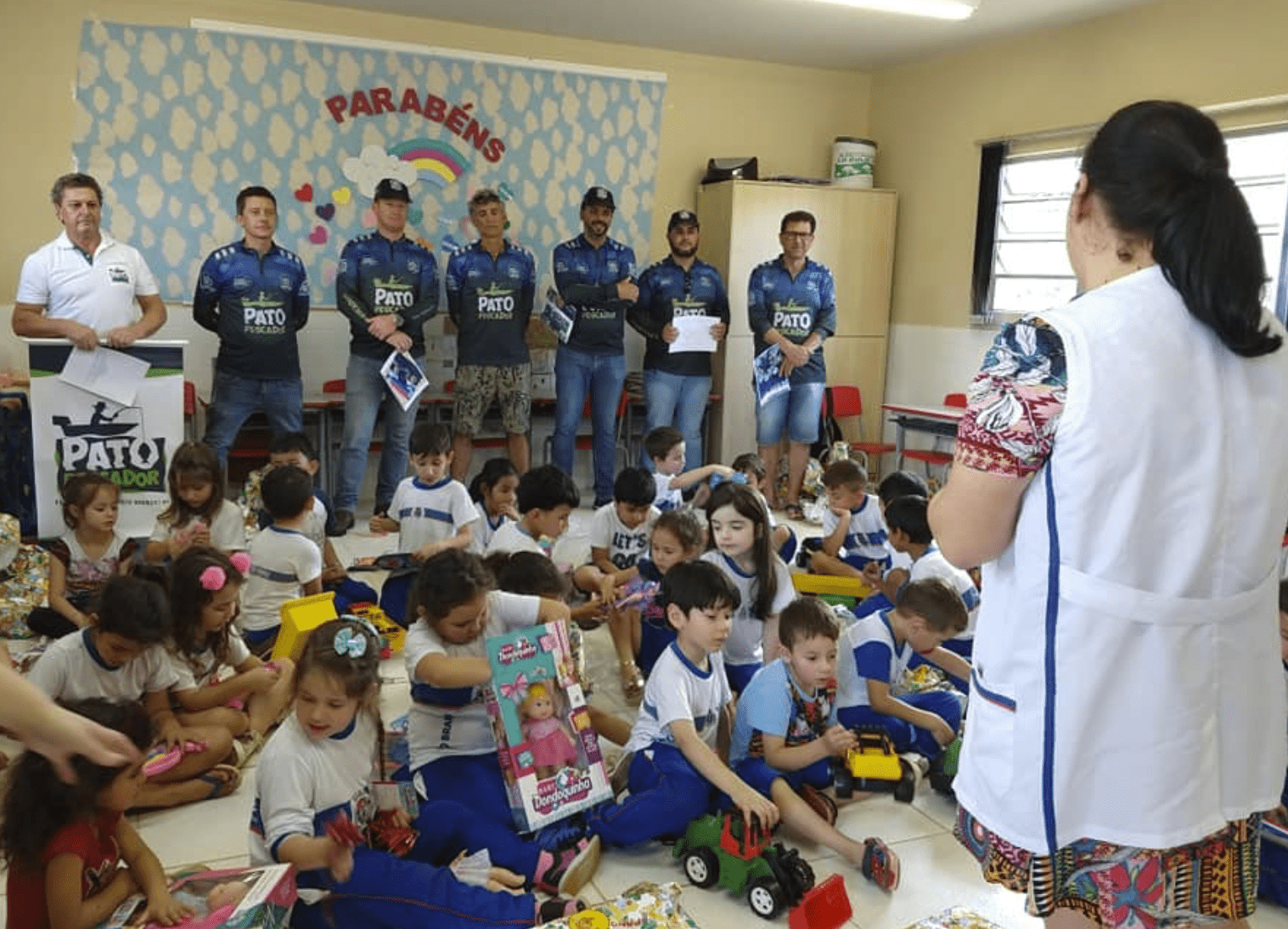 Doação de brinquedos feita pela organização do evento 