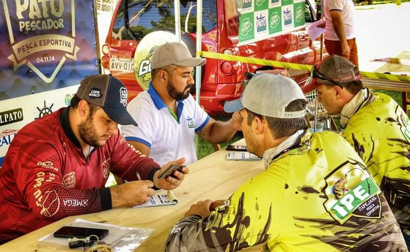 Organizadores do evento recebem os competidore