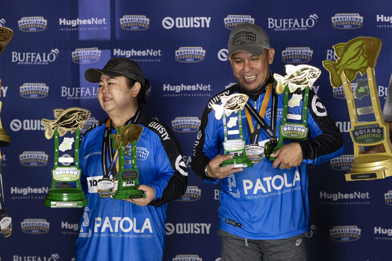 Casal campeão com os troféus