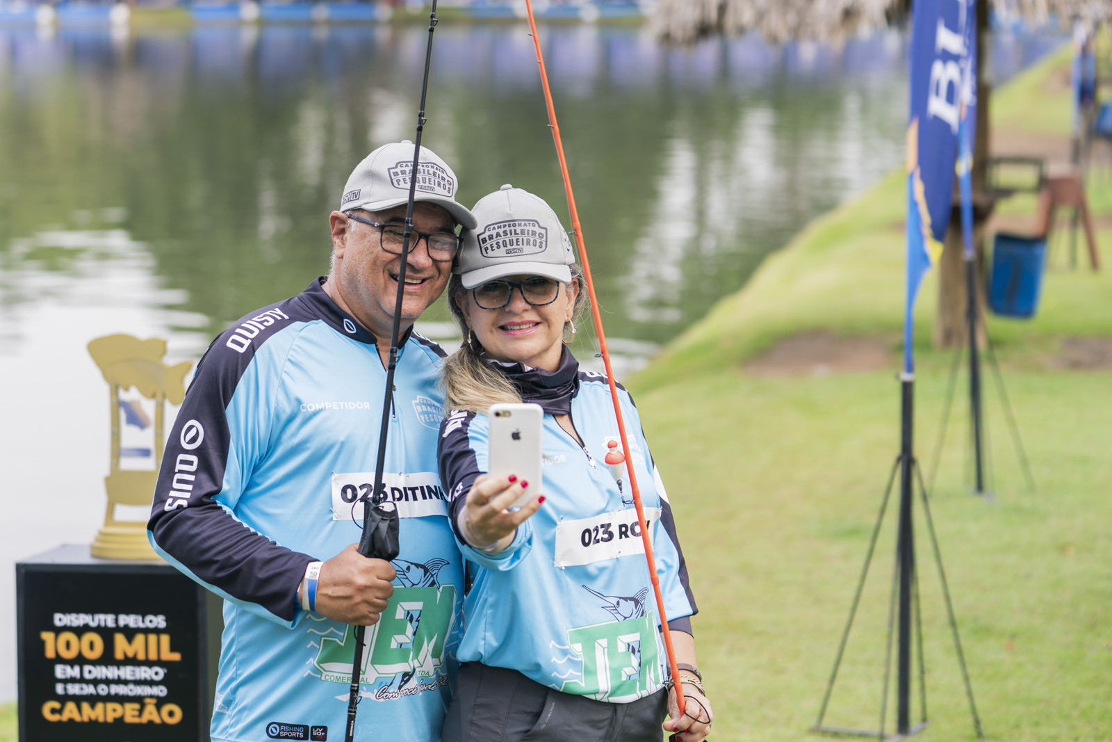 Casal tira selfie na arena de pesca 