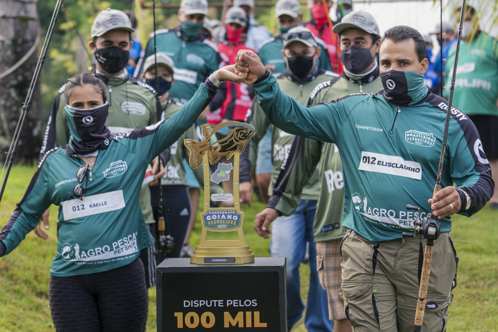 Casal passa pelo troféu de campeão 