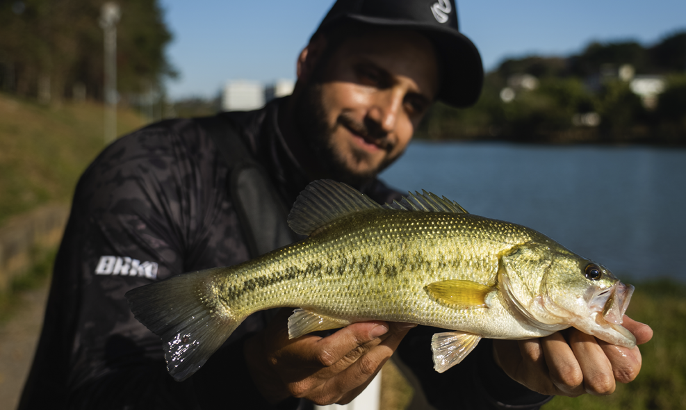 Apresentador Tiago Papan com peixe capturado durante as gravações do programa