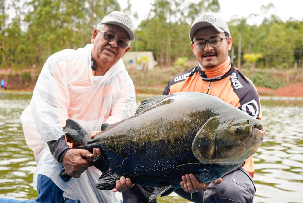 Pescadores com exemplar pescado na segunda etapa