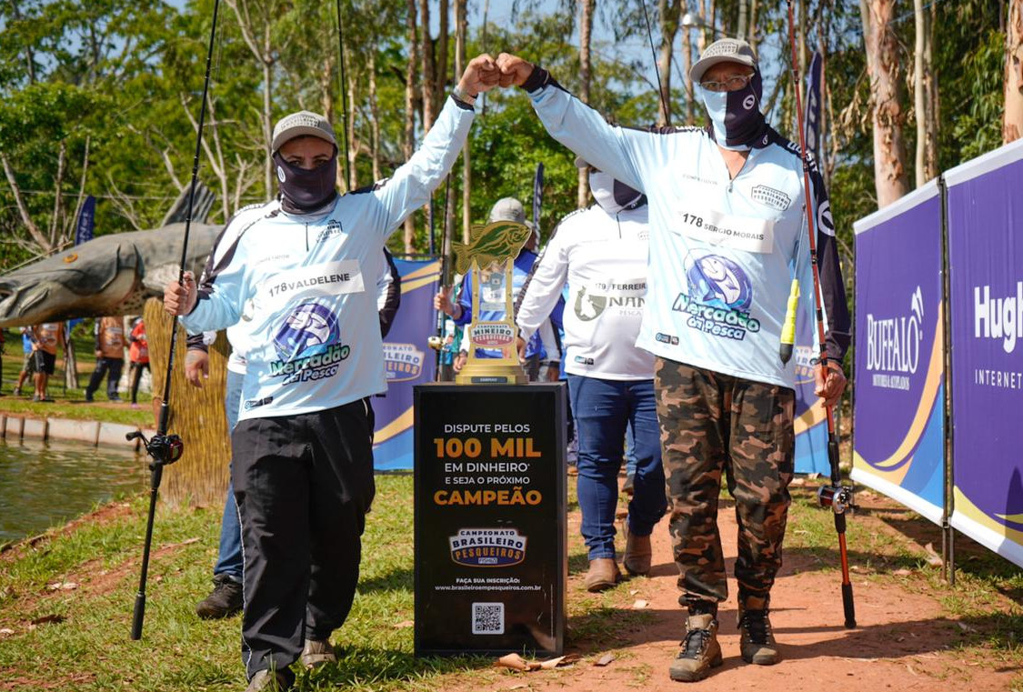 Pescadores entram na arena de pesca no primeiro dia