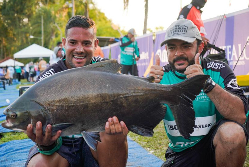 Pescadores campeões com um de seus 33 peixes capturados