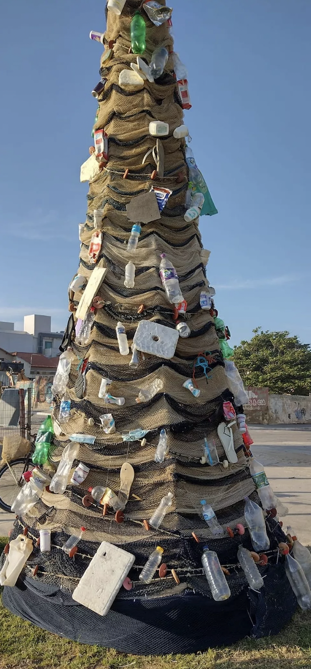 Árvore de Natal feita com lixo e redes de pesca apreendidas é montada em  Cabo Frio-RJ