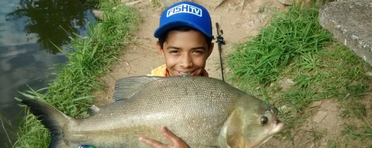 Rudson pescando tambacus em pesqueiro