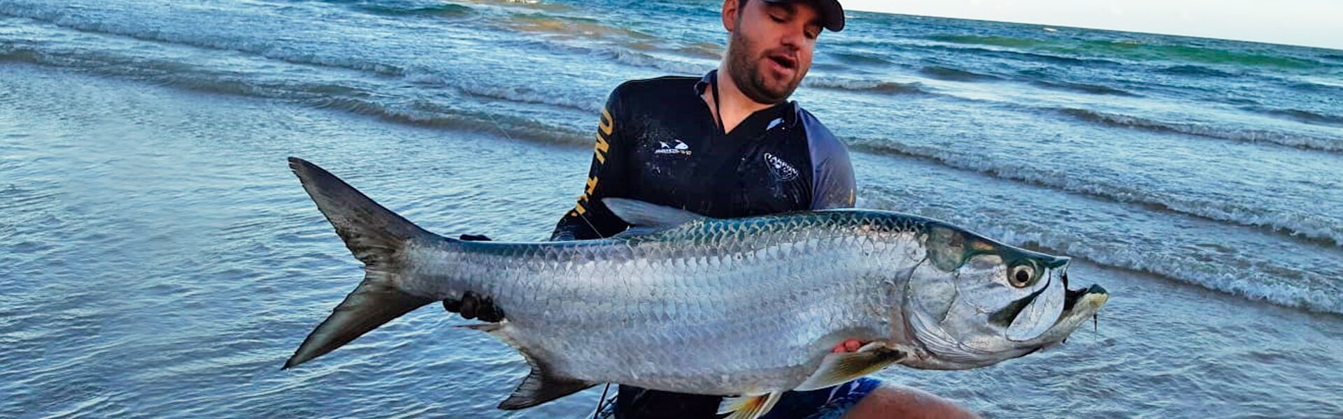 Pescador de Recife é aplaudido ao soltar Tarpon gigante
