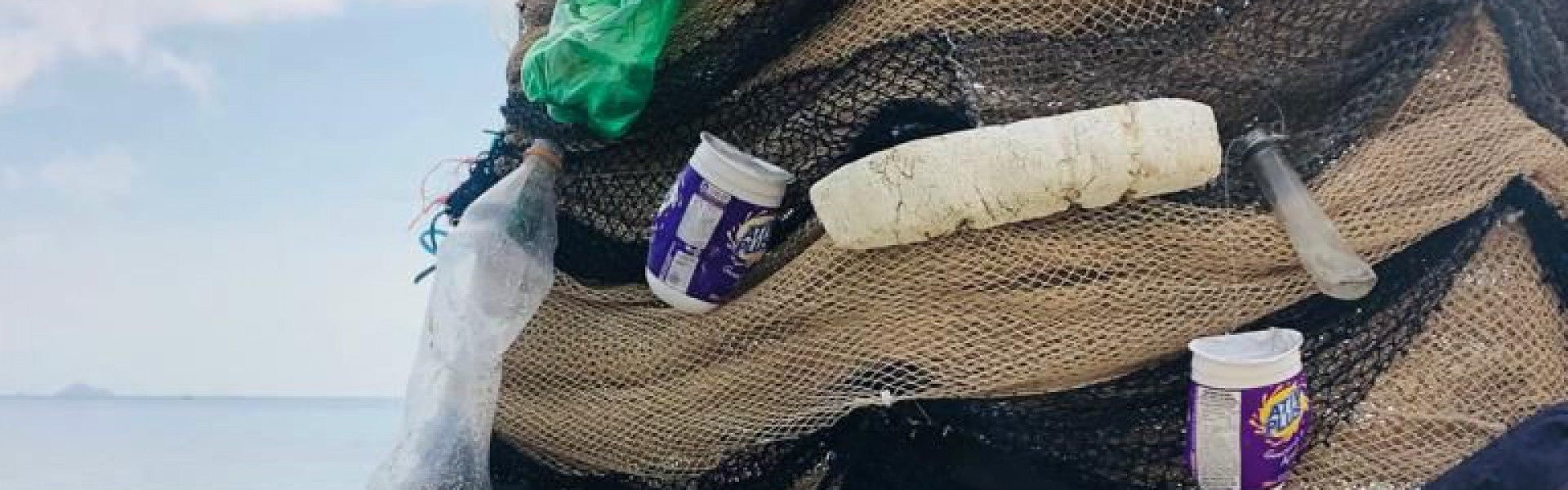 Árvore de Natal feita com lixo e redes de pesca apreendidas é montada em Cabo Frio-RJ
