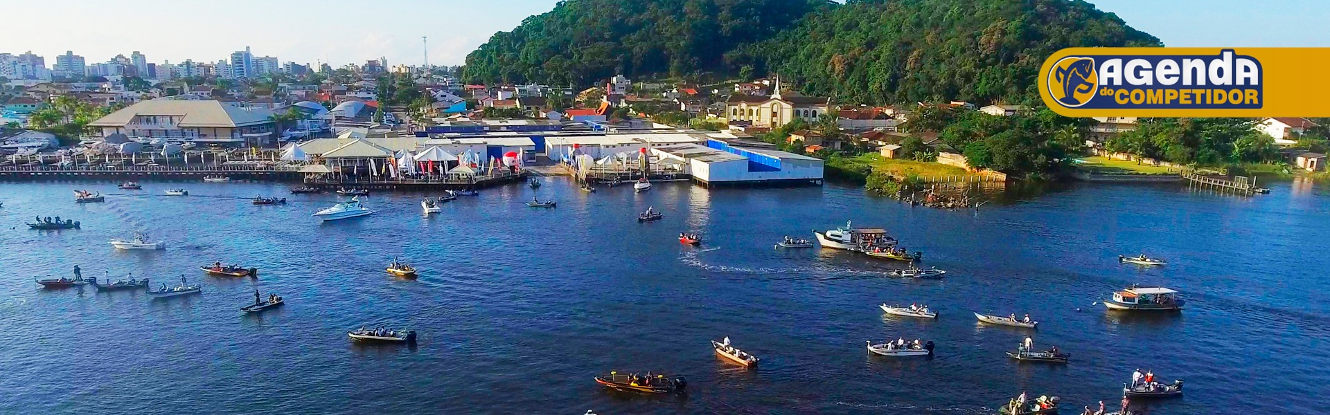 Barcos na água prontos para a competição