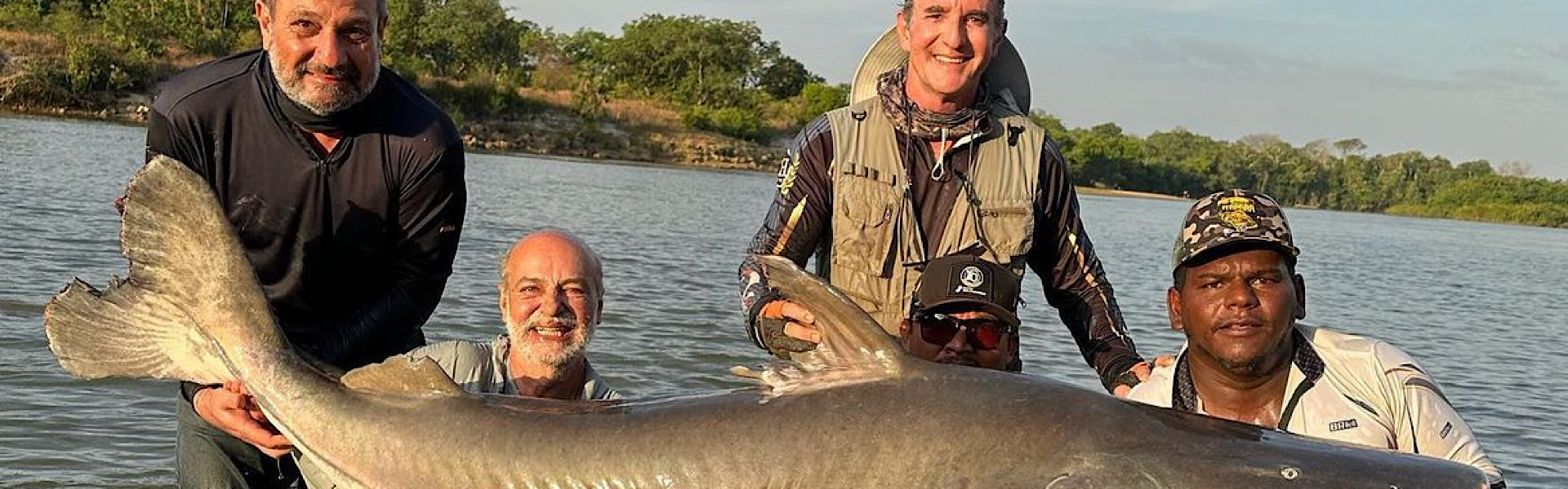 Dois pescadores pegam Piraíba recorde de mesmo tamanho: 217 cm