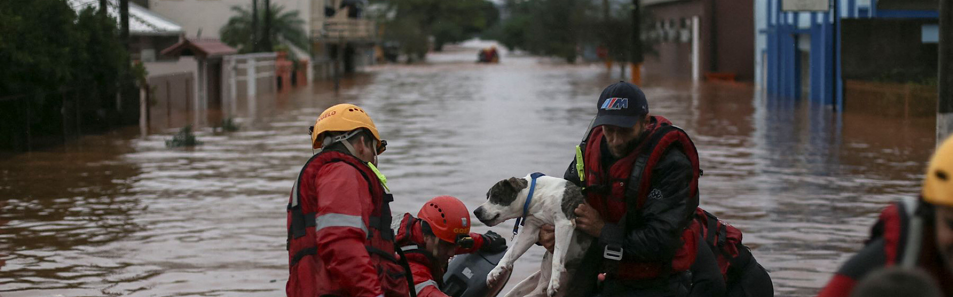 Seja voluntário no RS! A ajuda do povo servindo “de modelo à toda Terra”. Foto: Anselmo Cunha