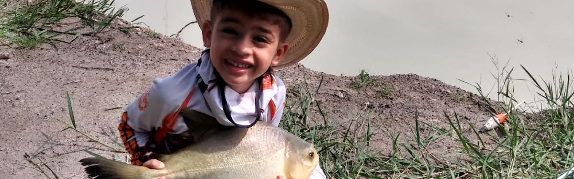 Nada de bicicleta! As crianças estão atrás de equipamentos de pesca esportiva!