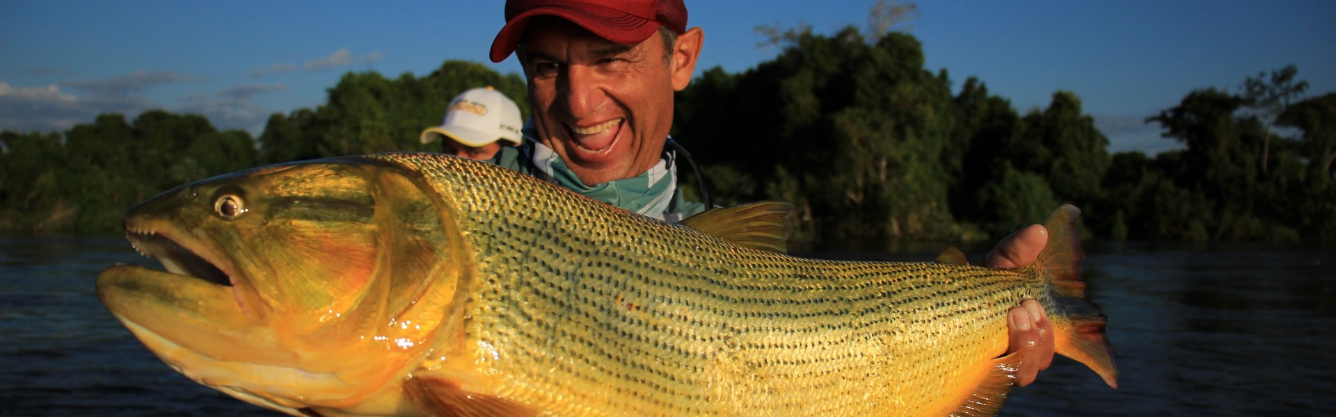 Javier Enrique com dourado do Pantanal