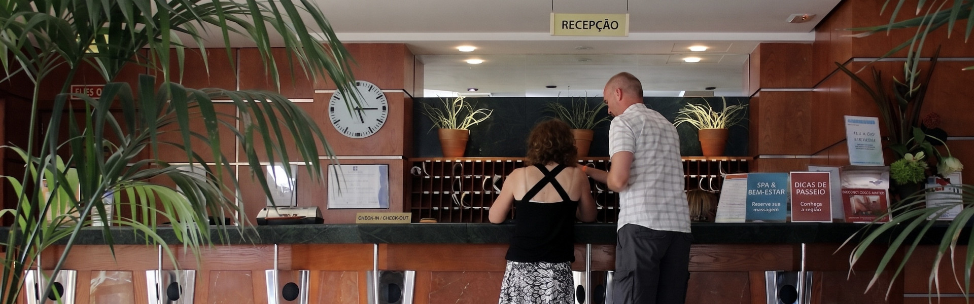 Check-in com Gov.br: o governo pode monitorar as viagens? A polêmica por trás da nova regra nos hotéis. Foto: Wikimedia Commons.