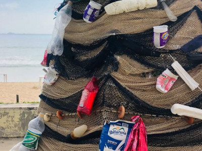 Árvore de Natal feita com lixo e redes de pesca apreendidas é montada em Cabo Frio-RJ