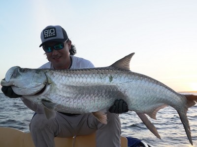 Lawrence Ikeda com tarpon do Maranhão