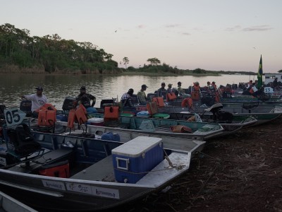 Barcos prontos para a ação na pesca esportiva