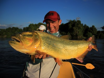 Javier Enrique com dourado do Pantanal