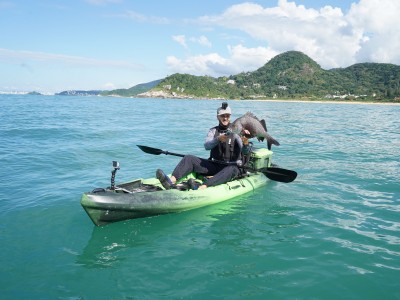 Zinho e o sargo capturado em Porto Belo, Santa Catarina