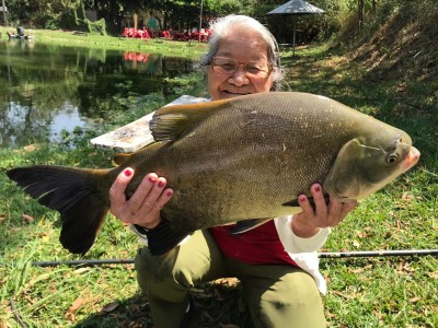 Vovó da pesca: aposentada de 75 anos aposta na pesca esportiva para aliviar o estresse