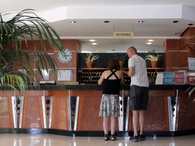 Check-in com Gov.br: o governo pode monitorar as viagens? A polêmica por trás da nova regra nos hotéis. Foto: Wikimedia Commons.