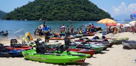 CAIAQUES MOVIMENTARAM A PRAIA DA JUNQUEIRA NO FINAL DE SEMANA