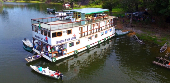 Barco leva assistência médica à população ribeirinha da Amazônia