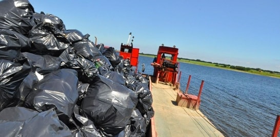 Pescadores ajudam a retirar 20 toneladas de lixo do Rio Tietê