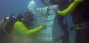 Escultura é fixada no fundo do mar em Santa Catarina