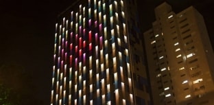 Fachada de hotel em São Paulo muda de cor conforme a poluição