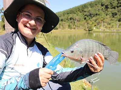 A pesca esportiva aproxima mãe, filhos e netos