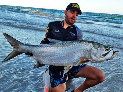 Pescador de Recife é aplaudido ao soltar Tarpon gigante