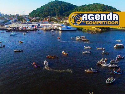 Barcos na água prontos para a competição