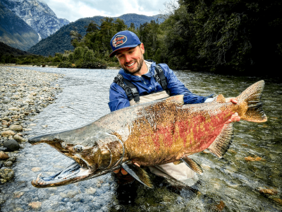 Pescador esportivo captura exemplar gigante da maior espécie de salmão do mundo e relata emoção. Foto: Arquivo Pessoal / Alexandre Dick.