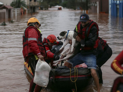 Seja voluntário no RS! A ajuda do povo servindo “de modelo à toda Terra”. Foto: Anselmo Cunha