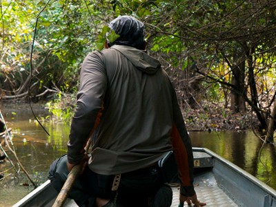 Pescador é mais feliz quando viaja